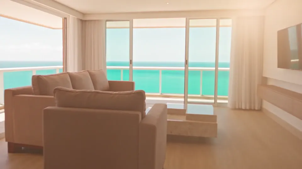 Perspectiva parada: sala do apartamento de demonstração com varanda para o mar